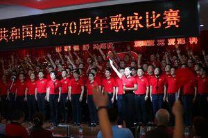 一个女人外面的男人也找她，她老公也非常疼爱她，说明什么